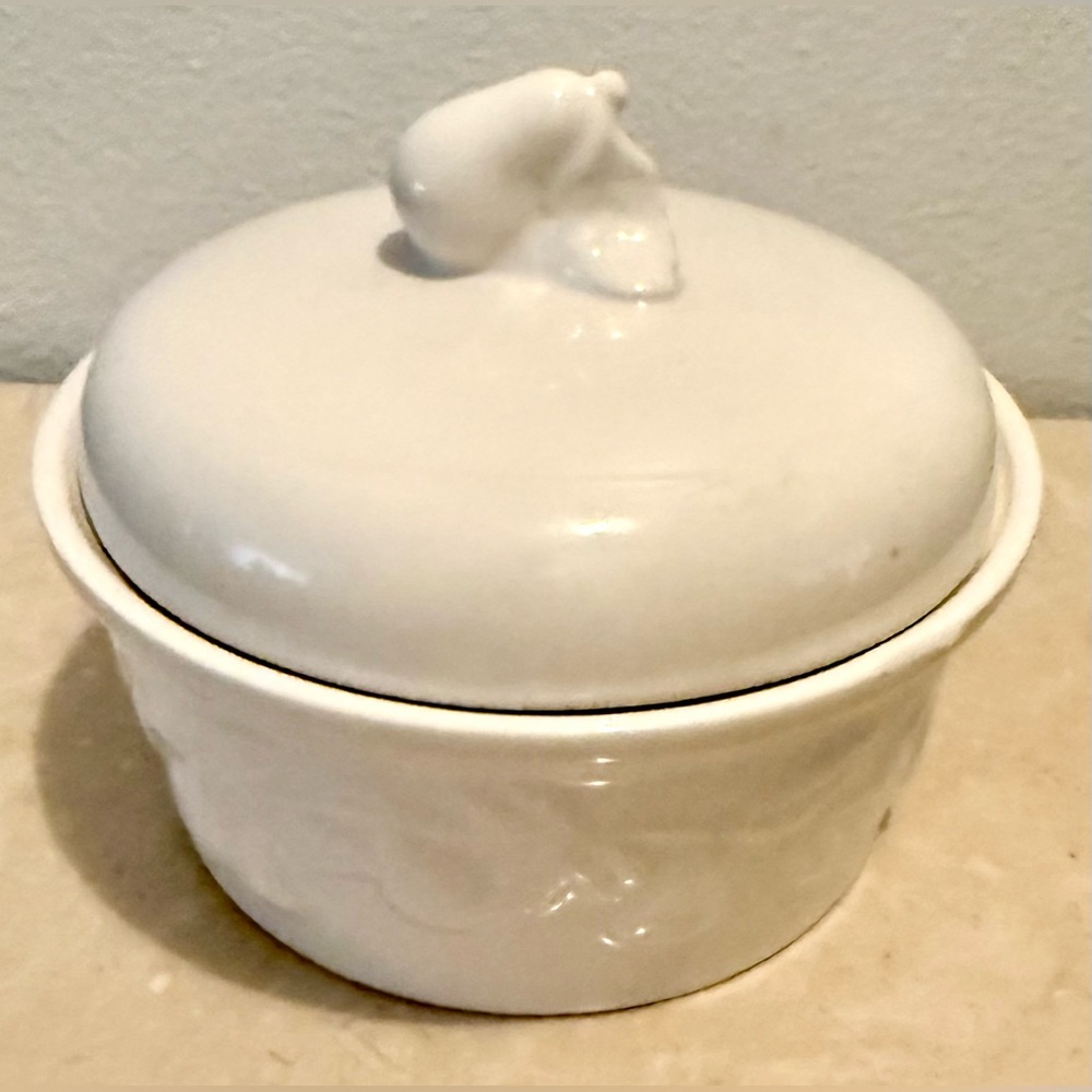 Small casserole dish. Pears handle, excellent condition. 5.25”